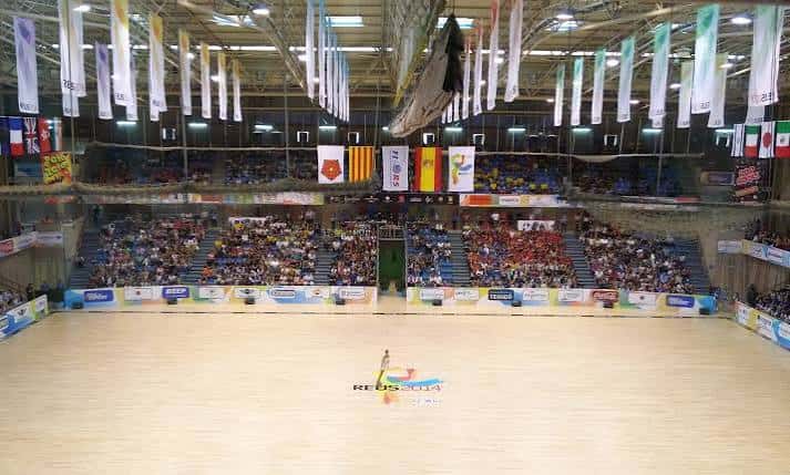 Interior del pabellón durante un evento deportivo con gradas llenas