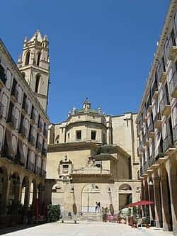 Fachada exterior de la Iglesia Prioral de San Pedro en Reus con su torre campanario y plaza adyacente