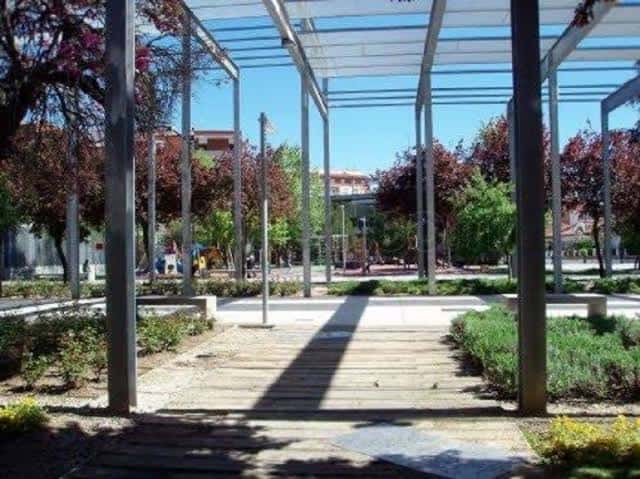Pasarela de madera bajo la estructura metálica del parque
