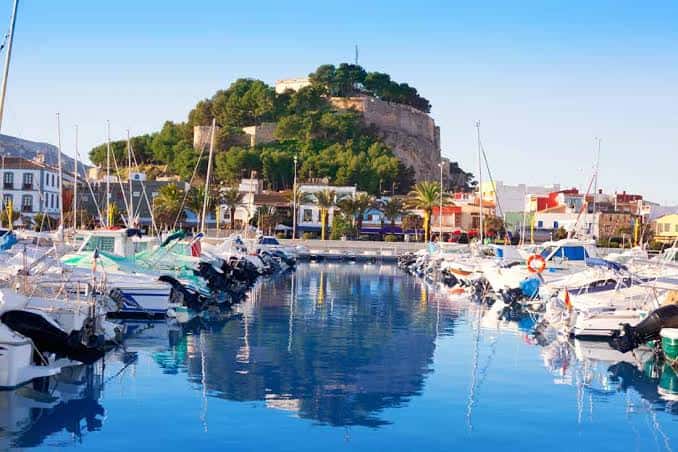 Vista panorámica de la Marina de Dénia con el castillo de Santa Bárbara al fondo