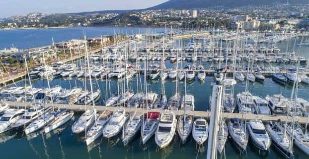 Vista aérea de la Marina de Dénia con múltiples embarcaciones atracadas