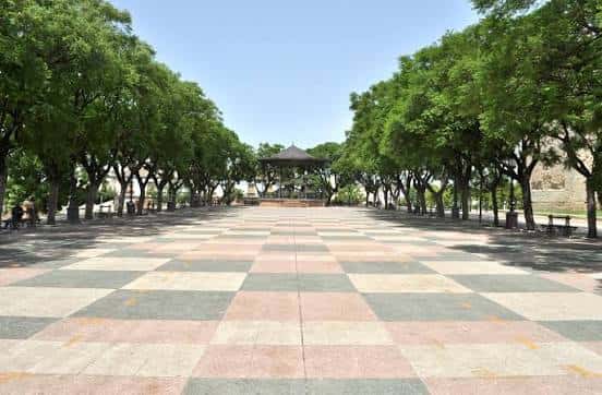 Paseo principal de la Alameda Vieja con árboles frondosos y kiosco central