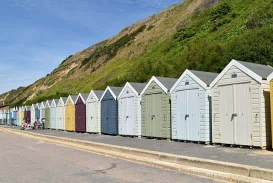 Fila de casetas de playa de colores en Fisherman's Walk