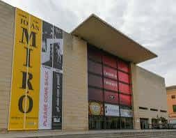 Fachada exterior del IVAM con cartel de la exposición de Joan Miró