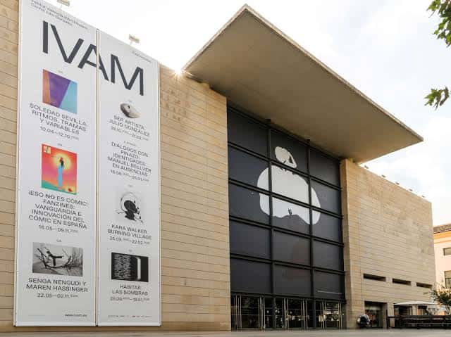 Vista frontal del edificio del IVAM con grandes carteles de exposiciones actuales