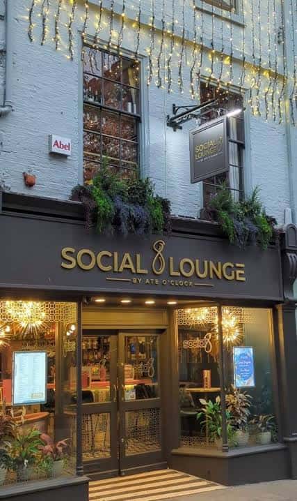 Fachada exterior de Social 8 Lounge en York con iluminación cálida y decoración festiva