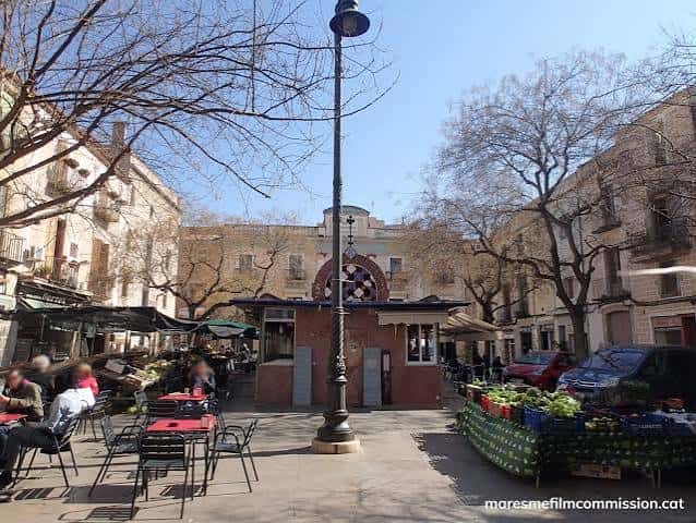 Vista general de la Plaza Gran con el mercado y terrazas de cafetería
