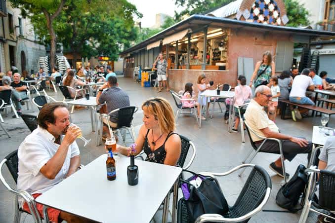 Terraza de la Plaza Gran con gente disfrutando de la vida social