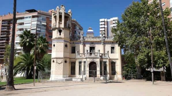 Vista exterior de la Quinta de Sant Rafael con su torre característica y jardines