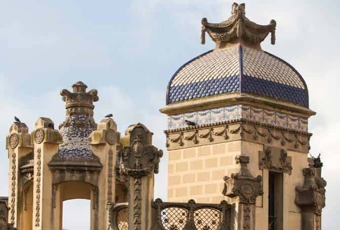 Detalle arquitectónico de la cúpula y almenas de la Quinta de Sant Rafael