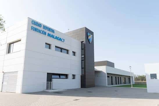 Vista exterior del edificio de la Ciudad Deportiva Fundación Málaga CF desde un ángulo lateral