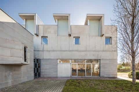 Detalle arquitectónico del edificio moderno con ventanas y entrada principal