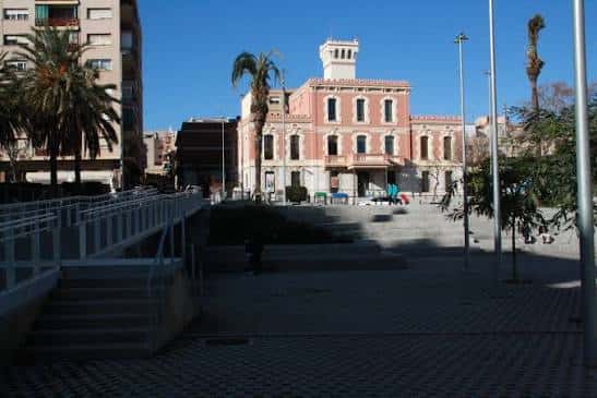 Fachada del edificio histórico en la Plaça de Trafalgar