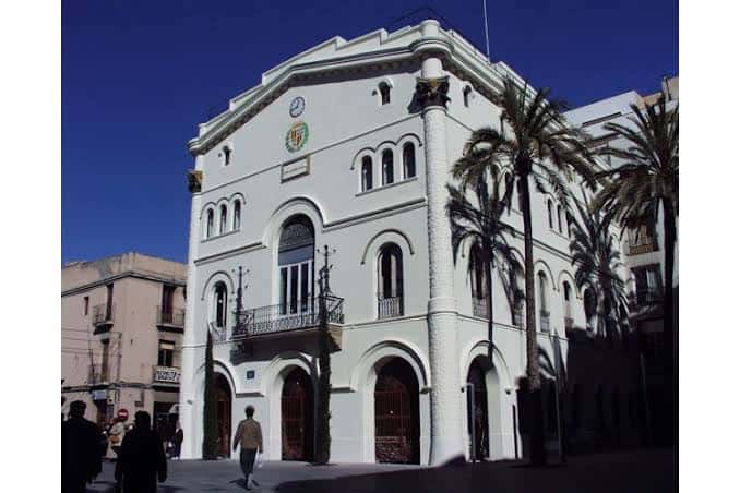 Vista exterior del edificio de la Casa de la Vila con escudo municipal y arquitectura clásica