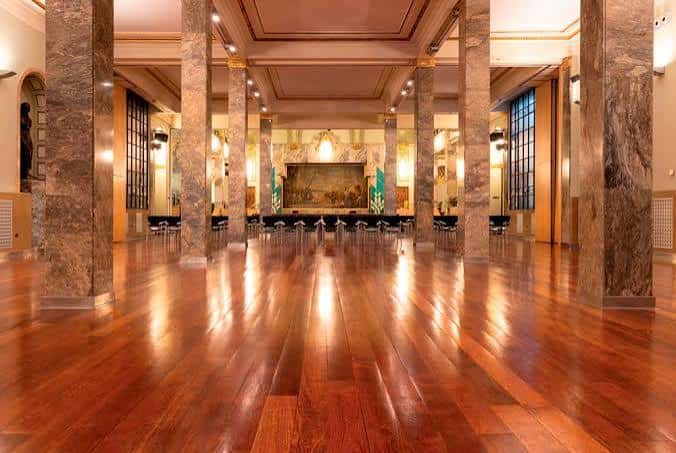 Salón principal con columnas de mármol y suelo pulido