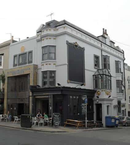 Vista exterior del Freemasons Tavern en Brighton, mostrando su fachada histórica y detalles arquitectónicos