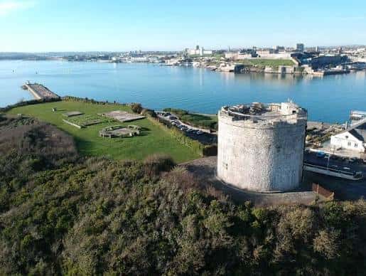Vista aérea de la Torre Mount Batten con el puerto de Plymouth al fondo