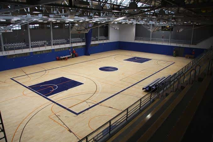 Vista interior de la pista de baloncesto del polideportivo