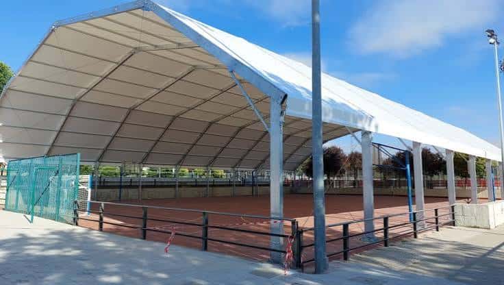 Pistas de pádel con cubierta blanca