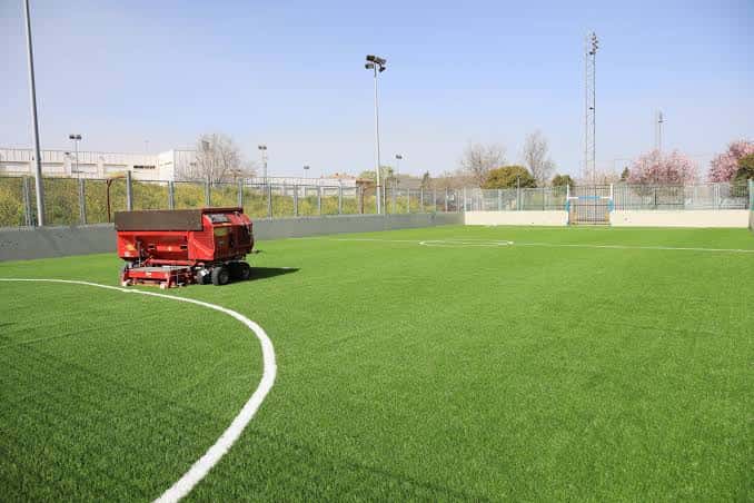 Campo de fútbol con césped artificial