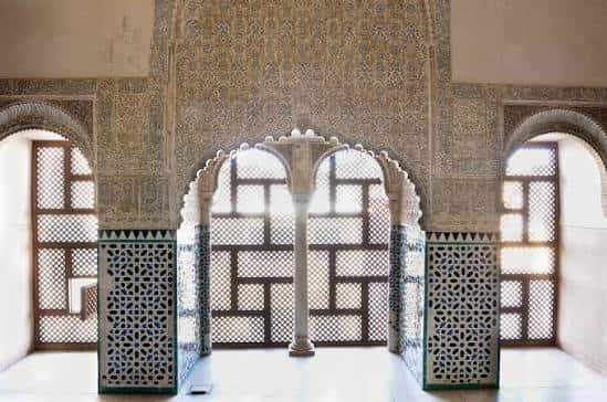 Sala de los Reyes con arcos de herradura y decoración de yeserías