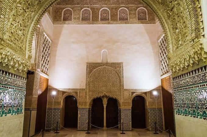 Sala de los Reyes con arcos de herradura y decoración de yeserías