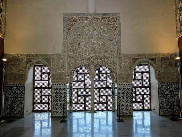 Sala de los Reyes con arcos de herradura y decoración de yeserías