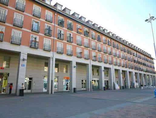 Fachada de los edificios de la Plaza Mayor de Leganés con sus característicos arcos y balcones