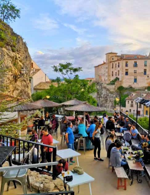 Terraza exterior con gente disfrutando de la vista de Cuenca