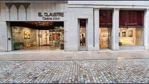 Fachada principal de la Galería d'Art El Claustre en Girona durante el día