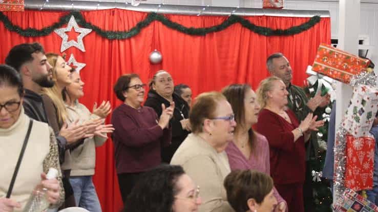 Vecinos aplaudiendo durante la celebración navideña en la barriada de Juan XXIII