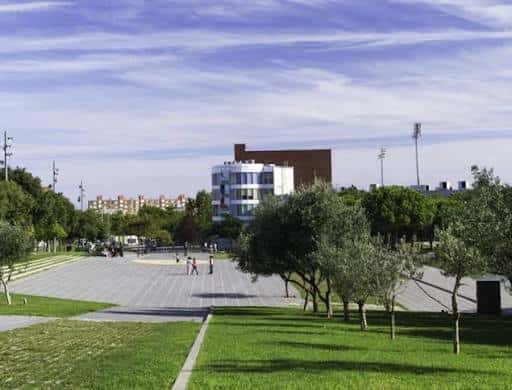 Plaza pavimentada y zonas verdes ideales para eventos al aire libre