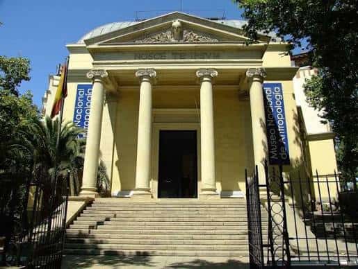 Fachada principal del Museo Nacional de Antropología con columnas y escalinata