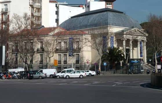 Vista exterior del edificio del museo desde la calle, mostrando su cúpula y entorno urbano