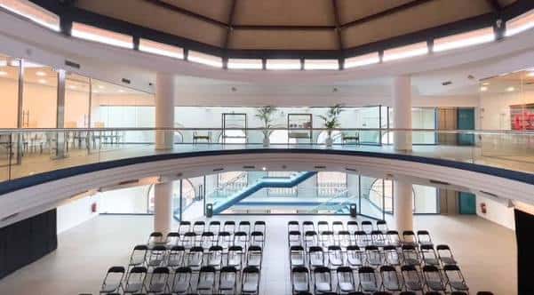 Vista panorámica del atrio principal del Ateneu con butacas dispuestas para un evento