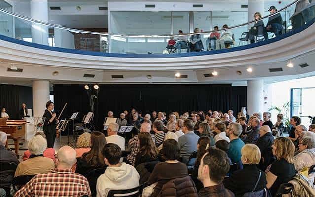 Concierto o acto cultural en el auditorio del Ateneu con público asistente