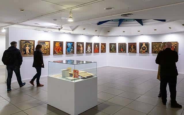 Exposición de arte en una de las salas del Ateneu Centre Cultural