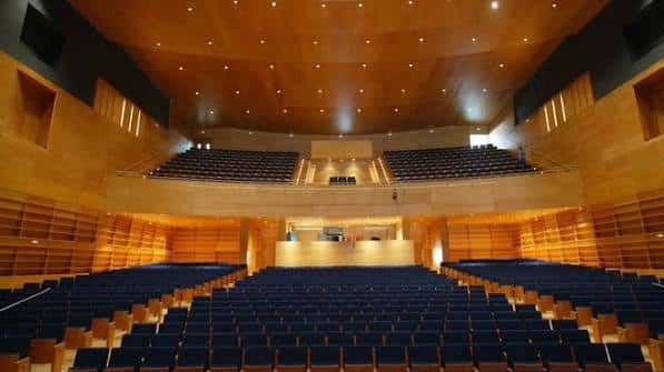 Vista panorámica del salón de actos con iluminación cálida y diseño moderno