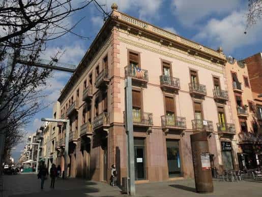 Vista de la fachada del edificio Can Deu en la Plaça Lluís Perpinyà