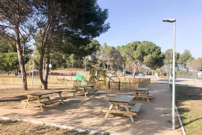 Área de picnic y zona de juegos infantiles en Can Tapis