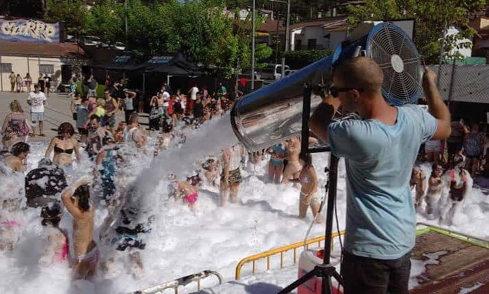 Evento festivo con espuma y público en Can Tapis