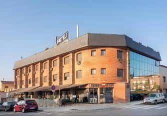 Vista exterior del Hotel Sant Pere II en Rubí