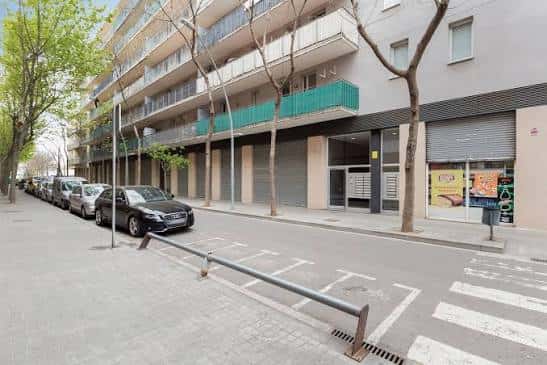 Fachada del edificio en Carrer de Sant Pere 8 con locales comerciales