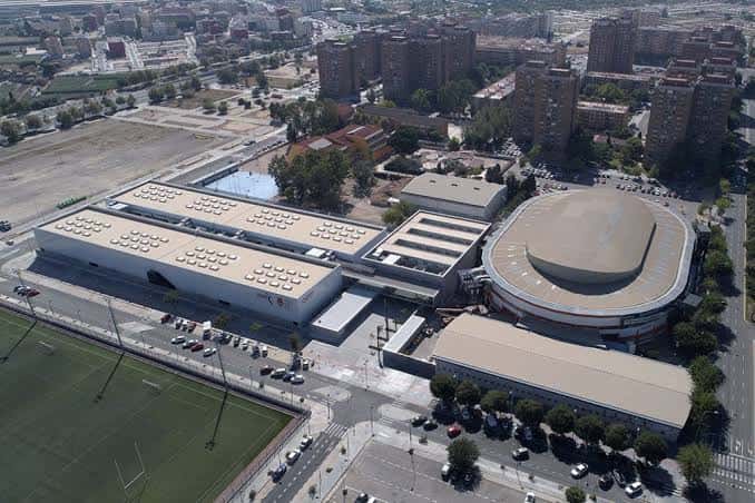 Vista aérea del complejo deportivo L'Alqueria del Basket, mostrando su estructura principal y entorno urbano