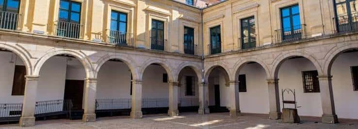 Patio interior con arcos y columnas del Palacio Episcopal