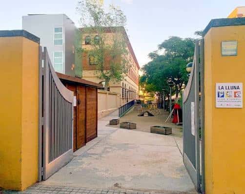 Vista exterior de la entrada principal de la Llar d'Infants La Lluna