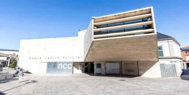 Fachada moderna del Nuevo Centro Cultural Padre Vallet con plaza pavimentada