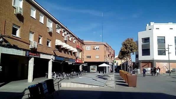 Vista general de la Plaza del Padre Vallet con edificios y zonas peatonales