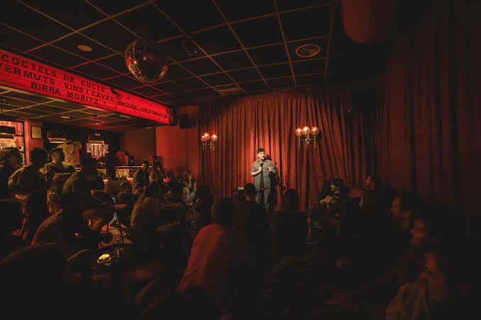 Espectáculo de comedia en vivo en el Rouge Cocktail Club con público y escenario