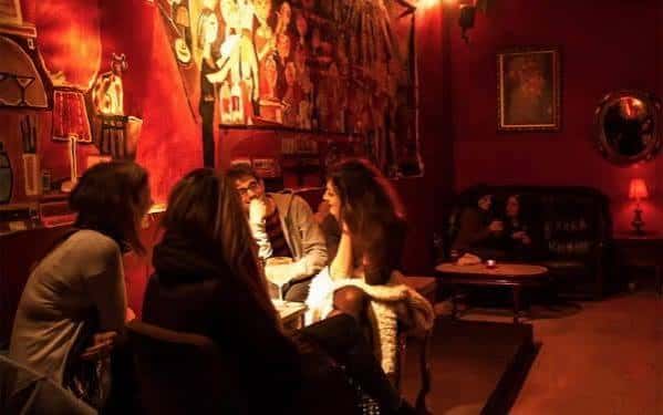 Grupo de amigos disfrutando de bebidas en el ambiente íntimo del bar